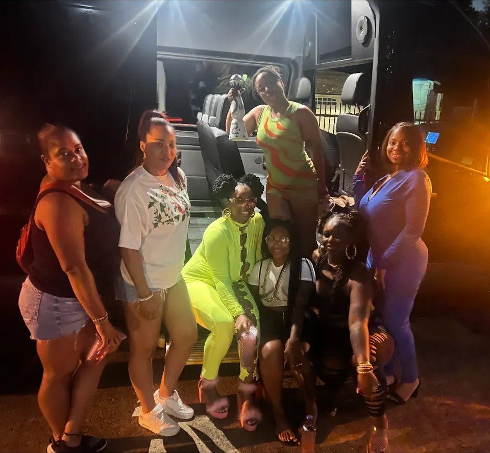 Group of passengers boarding a Sprinter at night